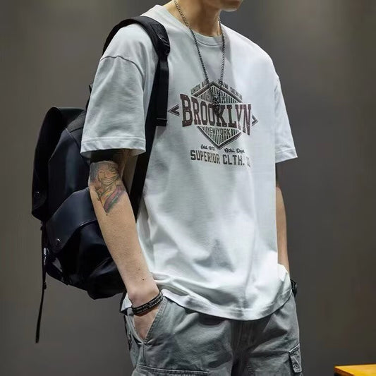 Short-sleeved T-shirts for men are loose and versatile